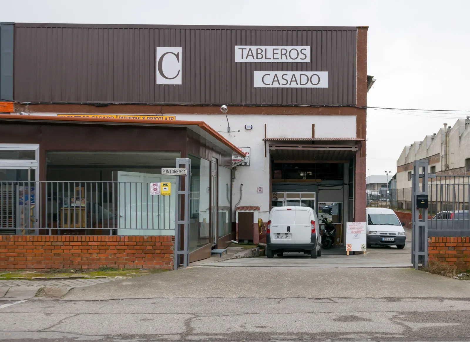 Fachada del almacén de Tableros Casado en la calle los Pintores, Alcorcón