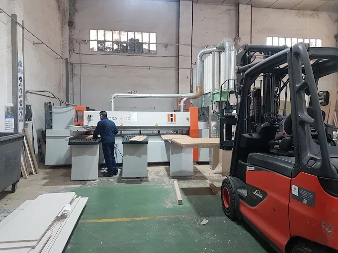 Seccionadora de tableros en marcha dentro del taller de Tableros Casado
